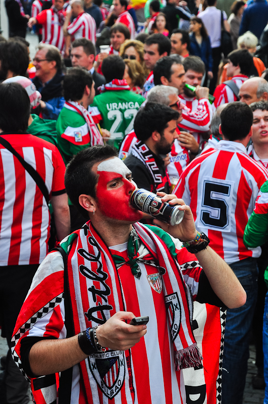 suporteri alcool Centrul Vechi Bucuresti 2012 alb rosu